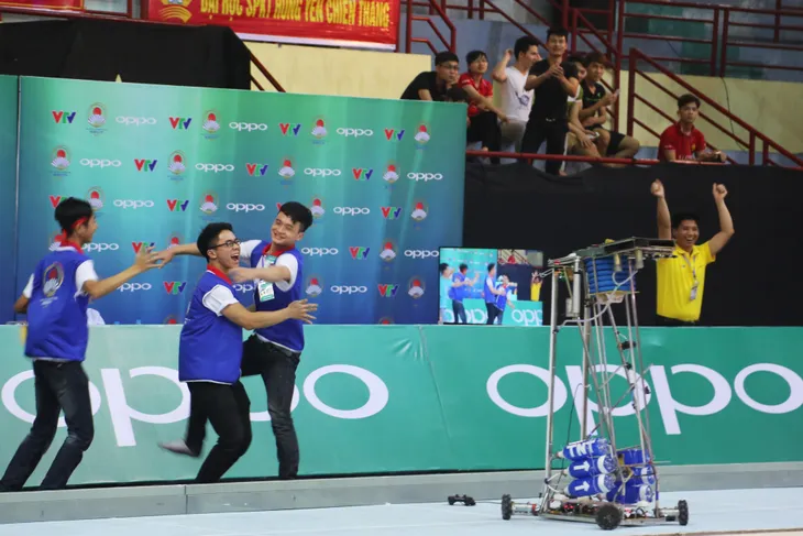 Robocon Việt Nam 2017: Sao Đỏ tiếp tục chiến thuật phá điểm đối phương - Ảnh 8. Robocon Việt Nam 2017: Sao Đỏ tiếp tục chiến thuật phá điểm đối phương - Ảnh 8.