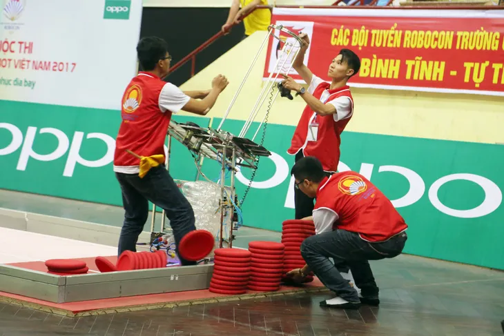 Robocon Việt Nam 2017: Sao Đỏ tiếp tục chiến thuật phá điểm đối phương - Ảnh 6. Robocon Việt Nam 2017: Sao Đỏ tiếp tục chiến thuật phá điểm đối phương - Ảnh 6.