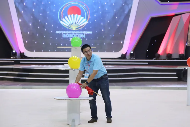 Robocon Việt Nam 2017: Sao Đỏ tiếp tục chiến thuật phá điểm đối phương - Ảnh 10. Robocon Việt Nam 2017: Sao Đỏ tiếp tục chiến thuật phá điểm đối phương - Ảnh 10.