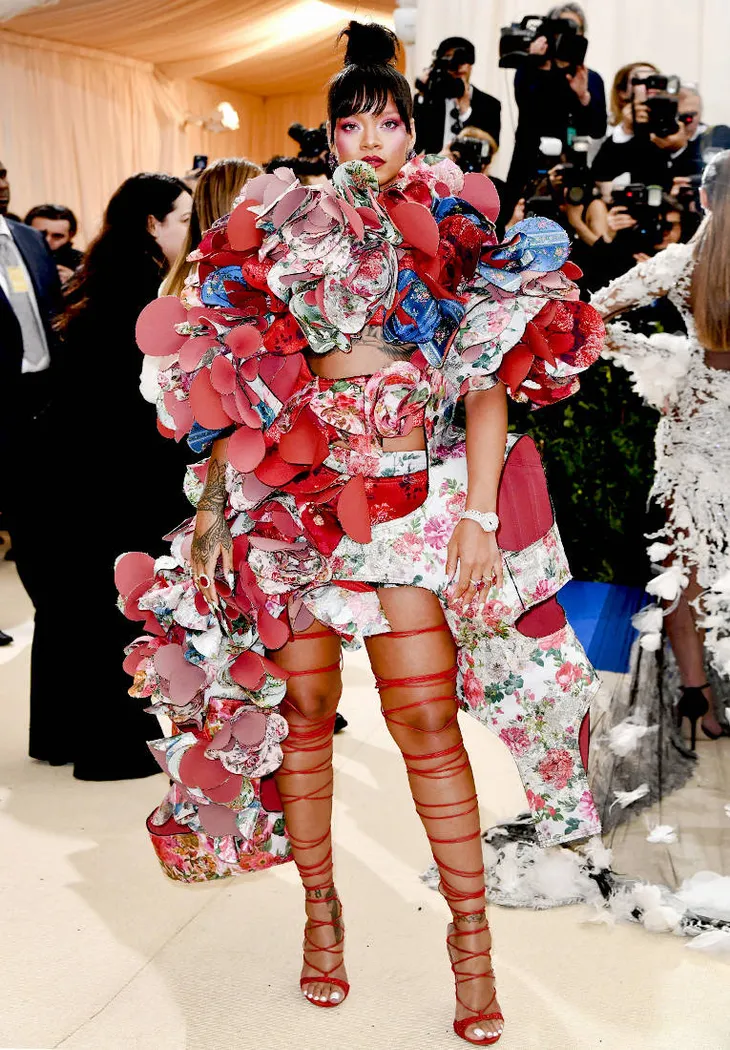 Rihanna mất tới 1 tiếng đồng hồ để đi đôi giày này - Ảnh 1. Rihanna mất tới 1 tiếng đồng hồ để đi đôi giày này - Ảnh 1.
