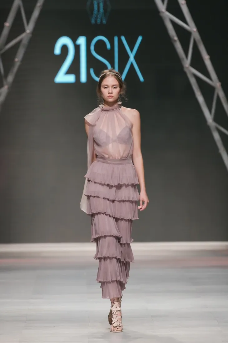 Thêm một thế giới thần tiên trên sàn catwalk Tuần lễ thời trang quốc tế Việt Nam Thu - Đông 2017 - Ảnh 11. Thêm một thế giới thần tiên trên sàn catwalk Tuần lễ thời trang quốc tế Việt Nam Thu - Đông 2017 - Ảnh 11.