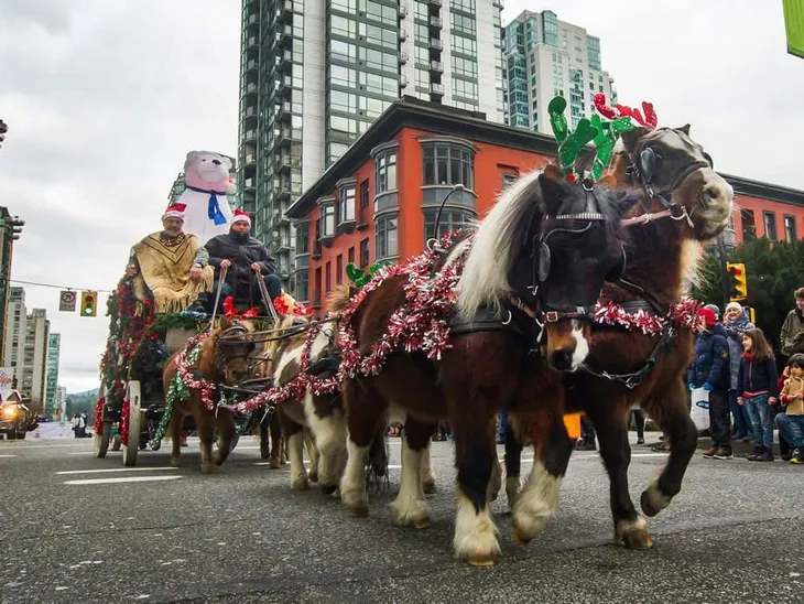Rộn ràng lễ diễu hành của các ông già Noel thân thiện tại Canada - Ảnh 1. Rộn ràng lễ diễu hành của các ông già Noel thân thiện tại Canada - Ảnh 1.