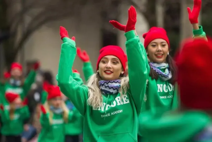Rộn ràng lễ diễu hành của các ông già Noel thân thiện tại Canada - Ảnh 3. Rộn ràng lễ diễu hành của các ông già Noel thân thiện tại Canada - Ảnh 3.