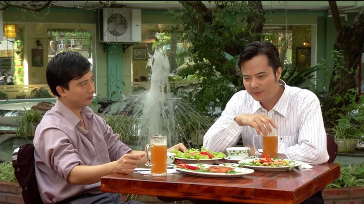 Phim Hoa hồng mua chịu - Tập 8: Phương (Thu Quỳnh) mê mệt khi Tín (Minh Tiệp) tán tỉnh - Ảnh 6. Phim Hoa hồng mua chịu - Tập 8: Phương (Thu Quỳnh) mê mệt khi Tín (Minh Tiệp) tán tỉnh - Ảnh 6.