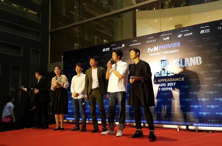 Song Joong Ki bị quây giữa biển fan ở Malaysia - Ảnh 8. Song Joong Ki bị quây giữa biển fan ở Malaysia - Ảnh 8.