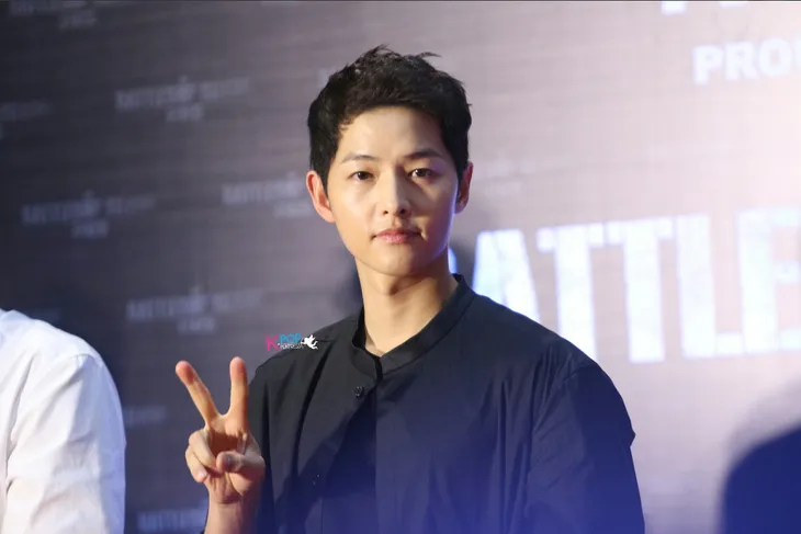 Song Joong Ki bị quây giữa biển fan ở Malaysia - Ảnh 4. Song Joong Ki bị quây giữa biển fan ở Malaysia - Ảnh 4.