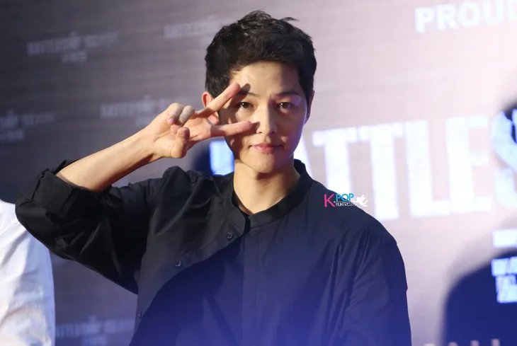 Song Joong Ki bị quây giữa biển fan ở Malaysia - Ảnh 5. Song Joong Ki bị quây giữa biển fan ở Malaysia - Ảnh 5.