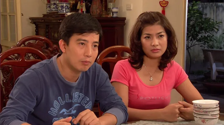 Phim Hoa hồng mua chịu - Tập 2: Gia đình Phương (Thu Quỳnh) lục đục vì khoản tiền đền bù lớn - Ảnh 2. Phim Hoa hồng mua chịu - Tập 2: Gia đình Phương (Thu Quỳnh) lục đục vì khoản tiền đền bù lớn - Ảnh 2.
