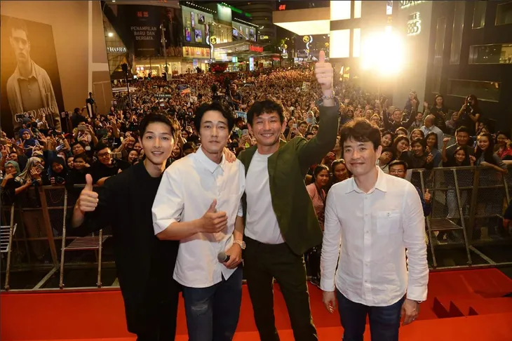 Song Joong Ki bị quây giữa biển fan ở Malaysia - Ảnh 9. Song Joong Ki bị quây giữa biển fan ở Malaysia - Ảnh 9.