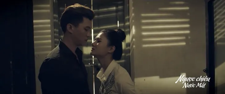Hà Việt Dũng lộ rõ tính trăng hoa ngay tập 1 Ngược chiều nước mắt - Ảnh 3. Hà Việt Dũng lộ rõ tính trăng hoa ngay tập 1 Ngược chiều nước mắt - Ảnh 3.