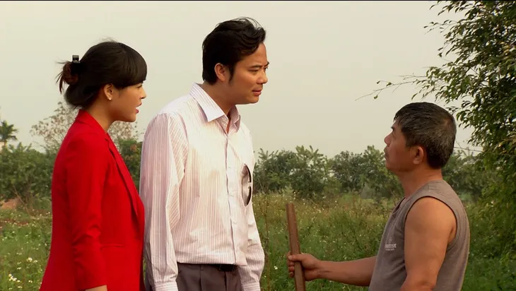 Phim Hoa hồng mua chịu - Tập 10: Vì chuyện đất đai mà Phương (Thu Quỳnh) cãi nhau với bạn trai - Ảnh 4. Phim Hoa hồng mua chịu - Tập 10: Vì chuyện đất đai mà Phương (Thu Quỳnh) cãi nhau với bạn trai - Ảnh 4.