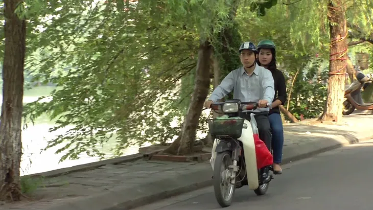 Phim Hoa hồng mua chịu - Tập 2: Gia đình Phương (Thu Quỳnh) lục đục vì khoản tiền đền bù lớn - Ảnh 5. Phim Hoa hồng mua chịu - Tập 2: Gia đình Phương (Thu Quỳnh) lục đục vì khoản tiền đền bù lớn - Ảnh 5.