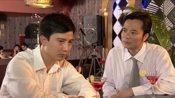 Phim Hoa hồng mua chịu - Tập 8: Phương (Thu Quỳnh) mê mệt khi Tín (Minh Tiệp) tán tỉnh - Ảnh 4. Phim Hoa hồng mua chịu - Tập 8: Phương (Thu Quỳnh) mê mệt khi Tín (Minh Tiệp) tán tỉnh - Ảnh 4.