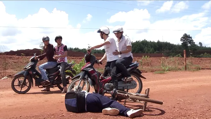 Phim Thảm đỏ - Tập 7: Hoàng Dũng (Lương Thế Thành) bị bạn lừa nên lâm cảnh tù tội - Ảnh 3. Phim Thảm đỏ - Tập 7: Hoàng Dũng (Lương Thế Thành) bị bạn lừa nên lâm cảnh tù tội - Ảnh 3.