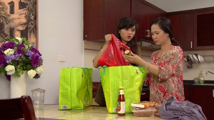 Phim Hoa hồng mua chịu - Tập 11: Cứ tưởng bị lừa mất tiền, Phương (Thu Quỳnh) lại may mắn lời một khoản lớn - Ảnh 6. Phim Hoa hồng mua chịu - Tập 11: Cứ tưởng bị lừa mất tiền, Phương (Thu Quỳnh) lại may mắn lời một khoản lớn - Ảnh 6.