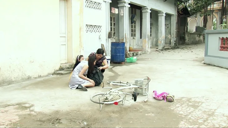 Phim Hoa cỏ may - Tập 8: Đan (Hạnh Sino) khóc nức nở trong vòng tay Thái (Hải Anh) - Ảnh 3.