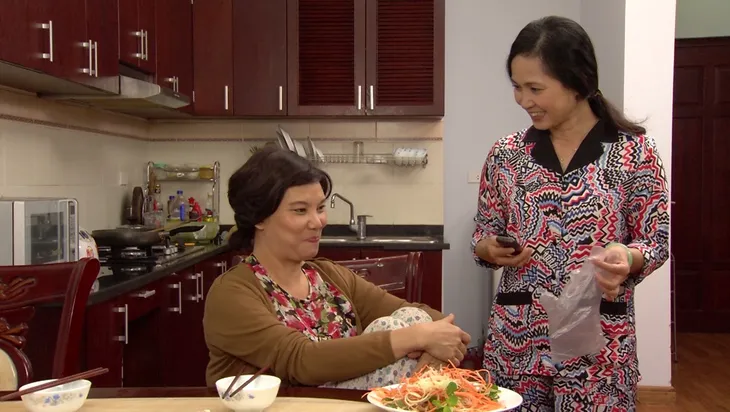 Phim Hoa hồng mua chịu - Tập 20: Phương (Thu Quỳnh) học đòi, vung tiền mua sắm - Ảnh 9. Phim Hoa hồng mua chịu - Tập 20: Phương (Thu Quỳnh) học đòi, vung tiền mua sắm - Ảnh 9.