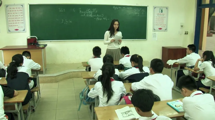 Phim Hoa cỏ may - Tập 2: Thái (Hải Anh) cùng lúc gặp hai người con gái sau này yêu anh - Ảnh 1. Phim Hoa cỏ may - Tập 2: Thái (Hải Anh) cùng lúc gặp hai người con gái sau này yêu anh - Ảnh 1.