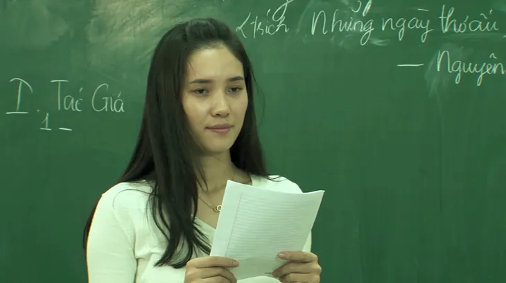 Phim Hoa cỏ may - Tập 2: Thái (Hải Anh) cùng lúc gặp hai người con gái sau này yêu anh - Ảnh 2. Phim Hoa cỏ may - Tập 2: Thái (Hải Anh) cùng lúc gặp hai người con gái sau này yêu anh - Ảnh 2.
