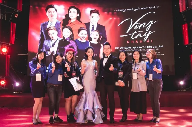 Dàn ca sĩ nổi tiếng góp giọng vì người nghèo nối dài Vòng tay nhân ái - Ảnh 13. Dàn ca sĩ nổi tiếng góp giọng vì người nghèo nối dài Vòng tay nhân ái - Ảnh 13.