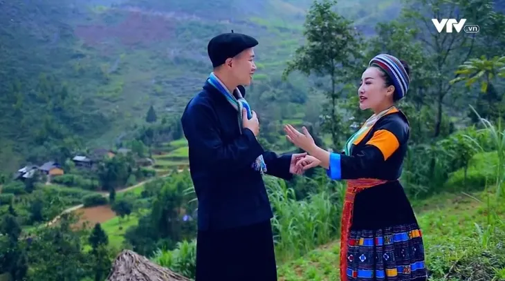 Phim ca nhạc Hoa núi: Hành trình trở về miền ký ức của nữ ca sĩ Giàng Hoa (21h30, VTV5) - Ảnh 1. Phim ca nhạc Hoa núi: Hành trình trở về miền ký ức của nữ ca sĩ Giàng Hoa (21h30, VTV5) - Ảnh 1.