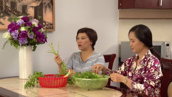 Phim Hoa hồng mua chịu - Tập 16: Phương (Thu Quỳnh) lọt mắt xanh của một đại gia - Ảnh 6. Phim Hoa hồng mua chịu - Tập 16: Phương (Thu Quỳnh) lọt mắt xanh của một đại gia - Ảnh 6.