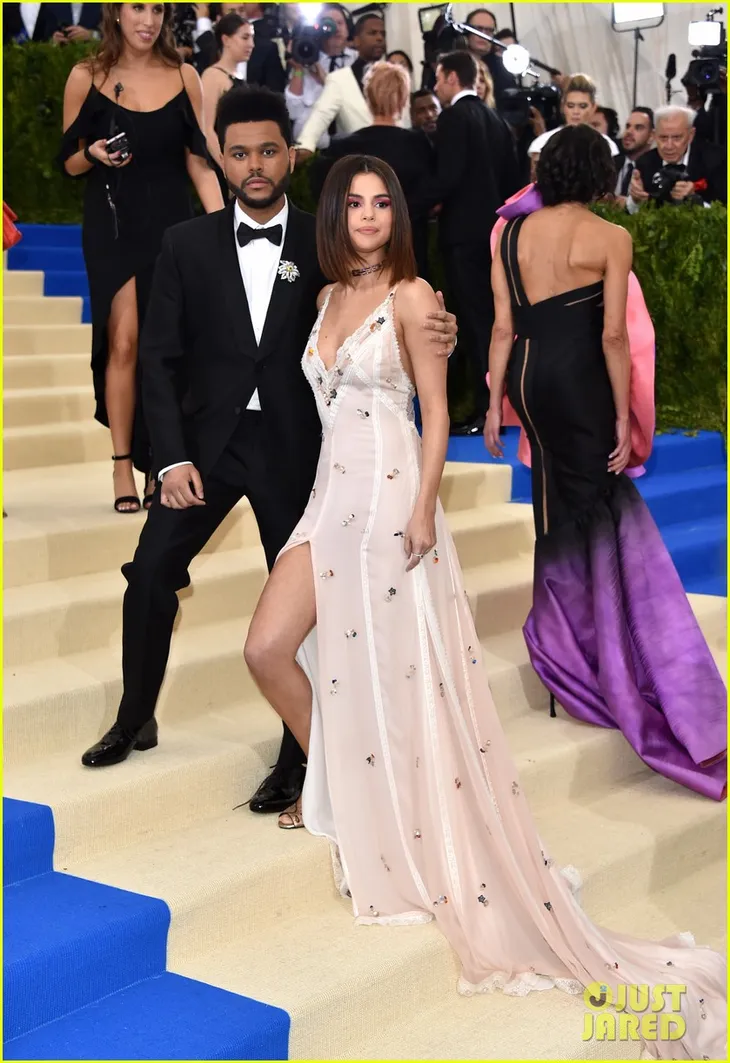 Selena Gomez lần đầu tiên sánh bước với tình mới trên thảm đỏ - Ảnh 5. Selena Gomez lần đầu tiên sánh bước với tình mới trên thảm đỏ - Ảnh 5.