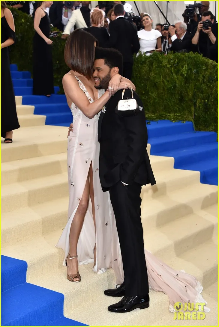 Selena Gomez lần đầu tiên sánh bước với tình mới trên thảm đỏ - Ảnh 4. Selena Gomez lần đầu tiên sánh bước với tình mới trên thảm đỏ - Ảnh 4.