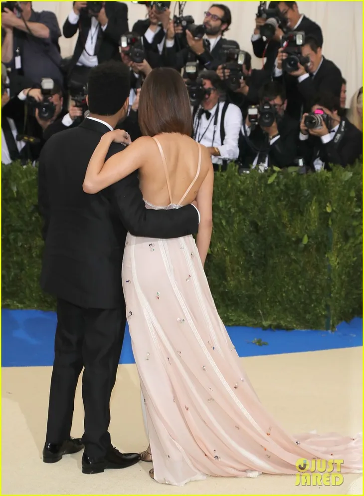 Selena Gomez lần đầu tiên sánh bước với tình mới trên thảm đỏ - Ảnh 2. Selena Gomez lần đầu tiên sánh bước với tình mới trên thảm đỏ - Ảnh 2.