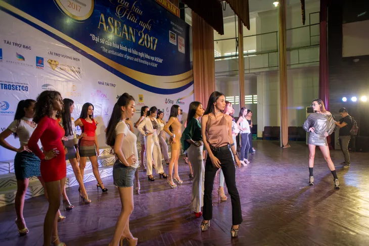 Bận rộn với Top Model, siêu mẫu Hoàng Yến vẫn góp mặt ở Hoa hậu Hữu nghị ASEAN - Ảnh 2.