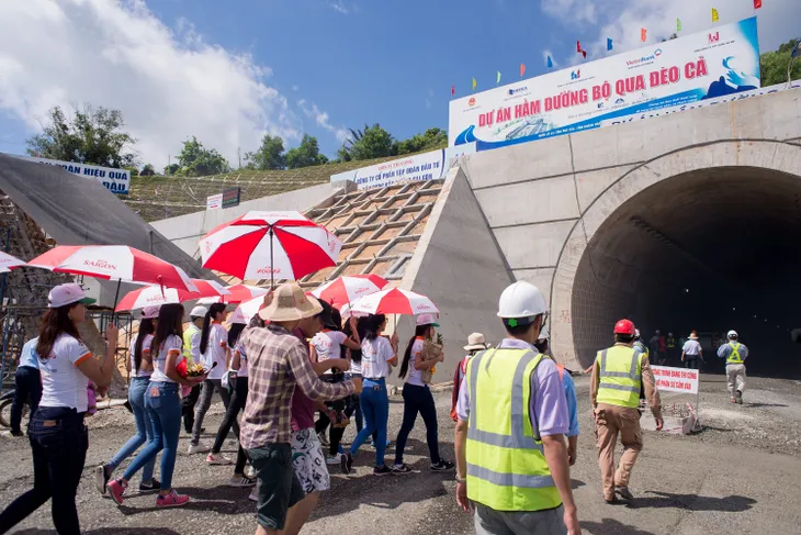 Thí sinh Hoa hậu Hữu nghị ASEAN mang nụ cười đến những công nhân tại Đèo Cả - Ảnh 4. Thí sinh Hoa hậu Hữu nghị ASEAN mang nụ cười đến những công nhân tại Đèo Cả - Ảnh 4.