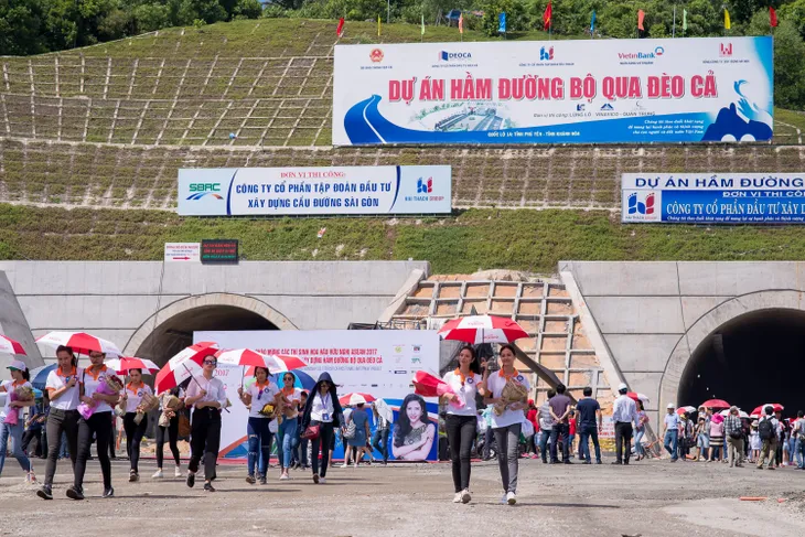 Thí sinh Hoa hậu Hữu nghị ASEAN mang nụ cười đến những công nhân tại Đèo Cả - Ảnh 12. Thí sinh Hoa hậu Hữu nghị ASEAN mang nụ cười đến những công nhân tại Đèo Cả - Ảnh 12.