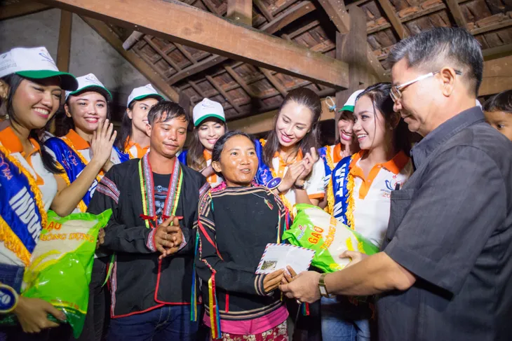 Thí sinh Hoa hậu Hữu nghị ASEAN rơi nước mắt trước những hoàn cảnh nghèo khó - Ảnh 7. Thí sinh Hoa hậu Hữu nghị ASEAN rơi nước mắt trước những hoàn cảnh nghèo khó - Ảnh 7.