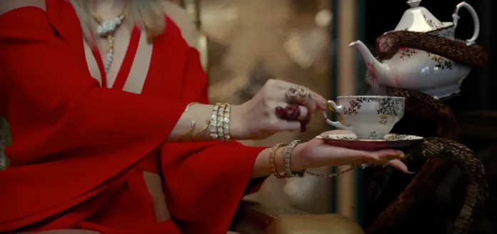 Săm soi loạt đồ trang sức hàng hiệu trong MV mới của Taylor Swift - Ảnh 6. Săm soi loạt đồ trang sức hàng hiệu trong MV mới của Taylor Swift - Ảnh 6.