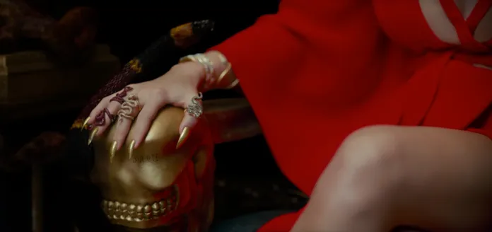 Săm soi loạt đồ trang sức hàng hiệu trong MV mới của Taylor Swift - Ảnh 7. Săm soi loạt đồ trang sức hàng hiệu trong MV mới của Taylor Swift - Ảnh 7.