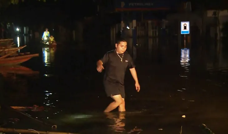 Đứt Quốc lộ 6, giao thông đến Sơn La ngưng trệ - Ảnh 5. Đứt Quốc lộ 6, giao thông đến Sơn La ngưng trệ - Ảnh 5.