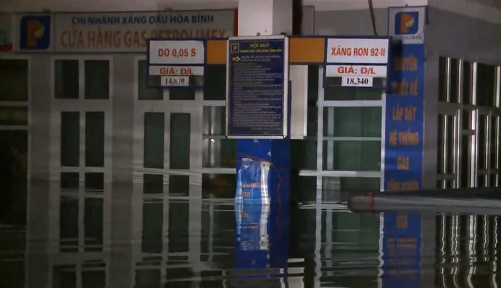 Đứt Quốc lộ 6, giao thông đến Sơn La ngưng trệ - Ảnh 3. Đứt Quốc lộ 6, giao thông đến Sơn La ngưng trệ - Ảnh 3.