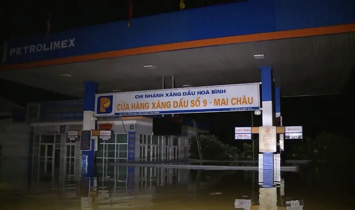 Đứt Quốc lộ 6, giao thông đến Sơn La ngưng trệ - Ảnh 1. Đứt Quốc lộ 6, giao thông đến Sơn La ngưng trệ - Ảnh 1.