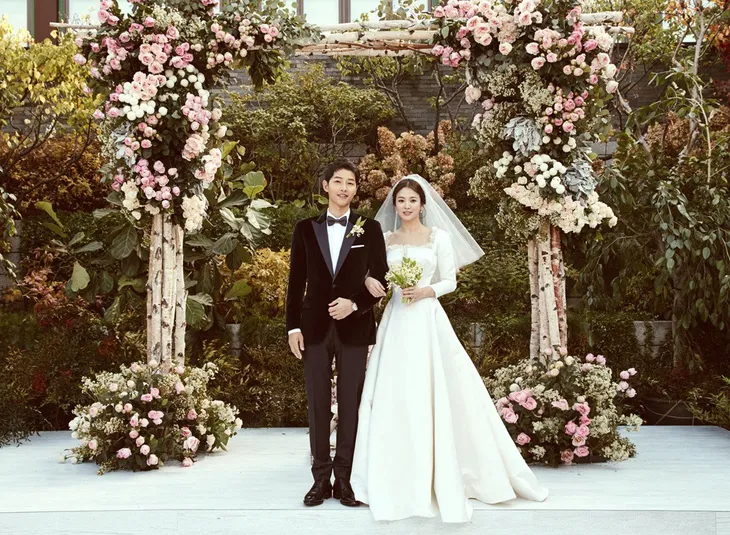 Bó hoa cưới đơn giản nhưng cực đắt giá trong đám cưới Song Joong Ki – Song Hye Kyo - Ảnh 1. Bó hoa cưới đơn giản nhưng cực đắt giá trong đám cưới Song Joong Ki – Song Hye Kyo - Ảnh 1.
