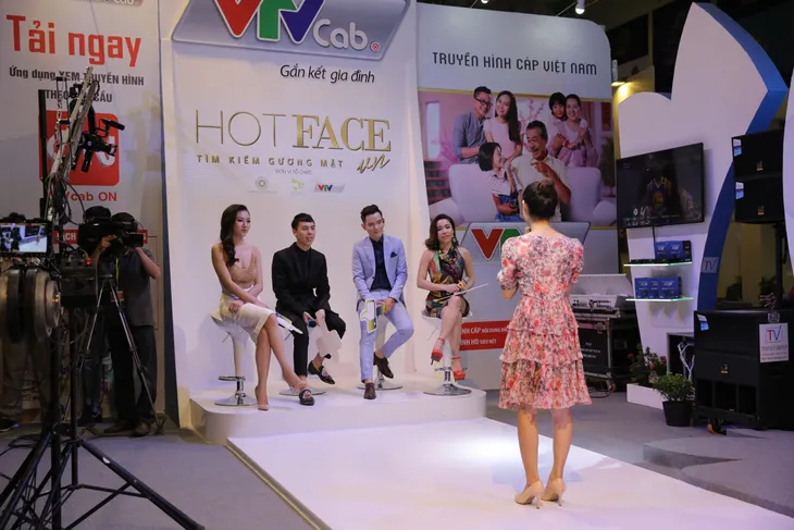 Dàn thí sinh Hotface khuấy động gian hàng VTVcab tại Telefilm 2017 - Ảnh 2. Dàn thí sinh Hotface khuấy động gian hàng VTVcab tại Telefilm 2017 - Ảnh 2.