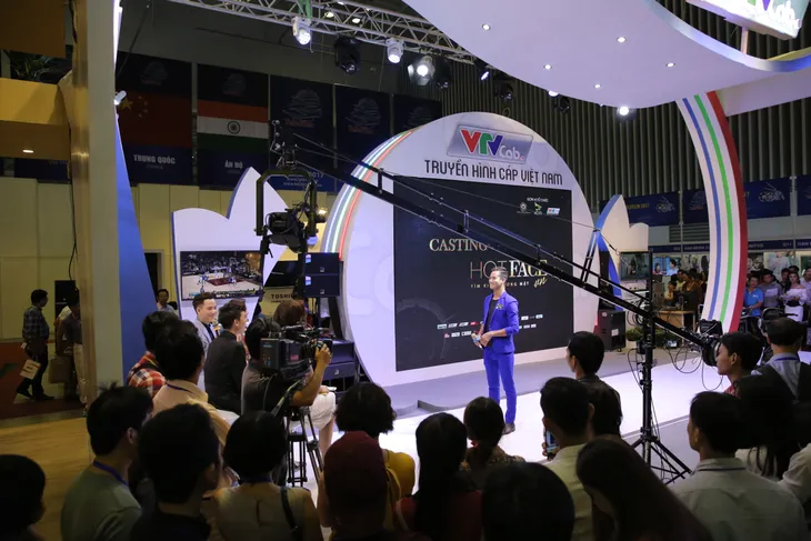 Dàn thí sinh Hotface khuấy động gian hàng VTVcab tại Telefilm 2017 - Ảnh 1. Dàn thí sinh Hotface khuấy động gian hàng VTVcab tại Telefilm 2017 - Ảnh 1.