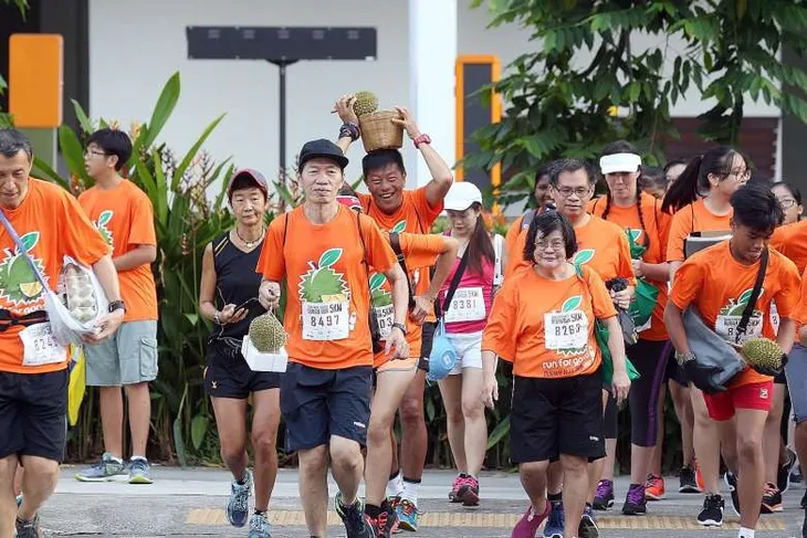 Ôm... sầu riêng chạy để gây quỹ từ thiện - Ảnh 1. Ôm... sầu riêng chạy để gây quỹ từ thiện - Ảnh 1.
