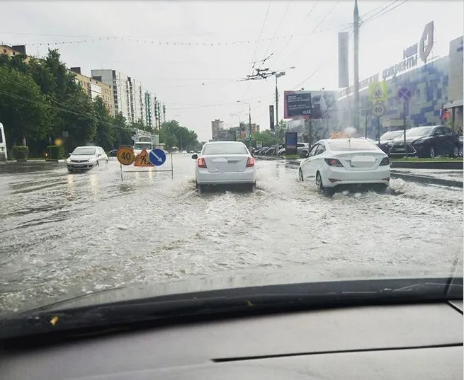 Bão lớn thế kỷ đổ bộ vào Moscow (Nga) - Ảnh 6. Bão lớn thế kỷ đổ bộ vào Moscow (Nga) - Ảnh 6.