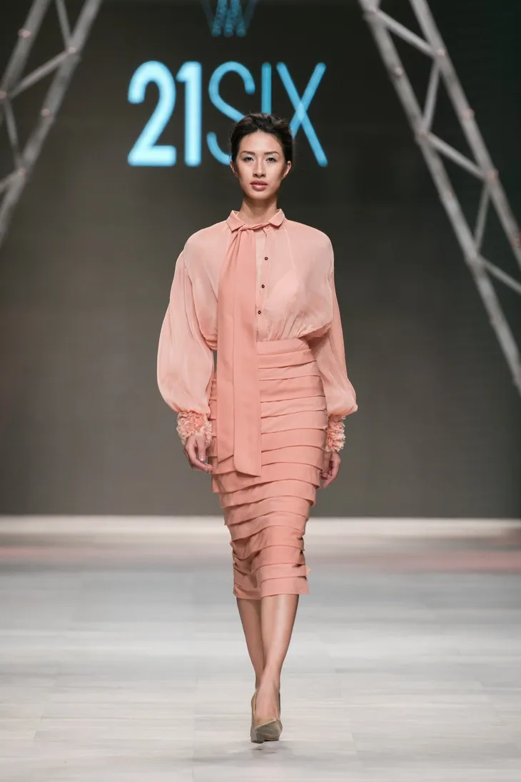 Thêm một thế giới thần tiên trên sàn catwalk Tuần lễ thời trang quốc tế Việt Nam Thu - Đông 2017 - Ảnh 12. Thêm một thế giới thần tiên trên sàn catwalk Tuần lễ thời trang quốc tế Việt Nam Thu - Đông 2017 - Ảnh 12.