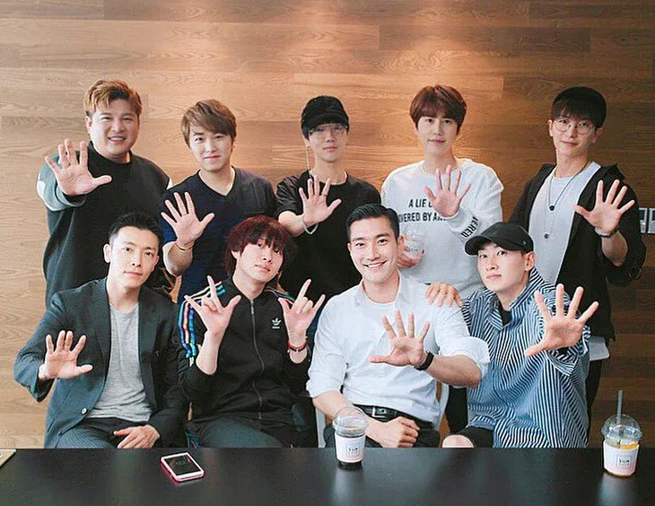 Các thành viên của Super Junior bất ngờ tụ họp - Ảnh 1. Các thành viên của Super Junior bất ngờ tụ họp - Ảnh 1.