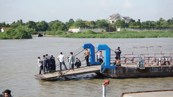 Tai nạn ghe chở cát ở Bình Dương: Tìm kiếm nạn nhân xuyên đêm - Ảnh 1. Tai nạn ghe chở cát ở Bình Dương: Tìm kiếm nạn nhân xuyên đêm - Ảnh 1.