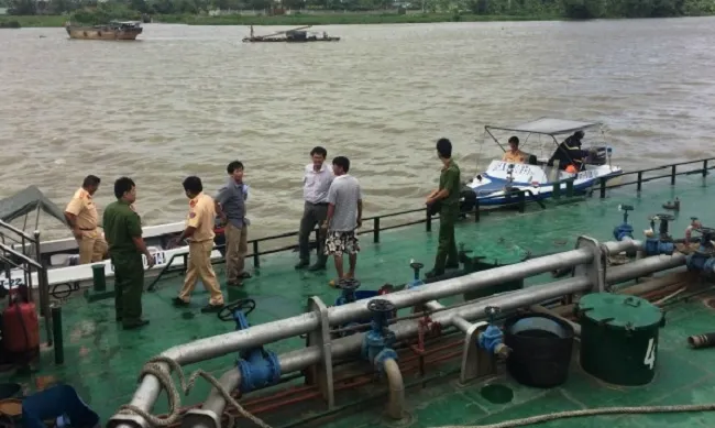 Tai nạn ghe chở cát ở Bình Dương: Tìm kiếm nạn nhân xuyên đêm - Ảnh 2. Tai nạn ghe chở cát ở Bình Dương: Tìm kiếm nạn nhân xuyên đêm - Ảnh 2.