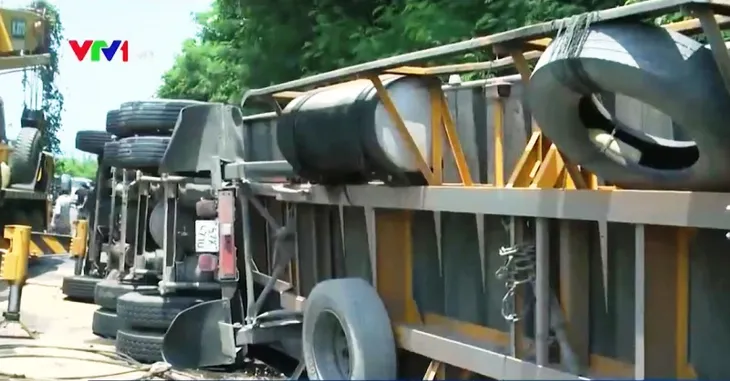 Lật xe đầu kéo container, gây ách tắc giao thông nhiều giờ trên đèo Cả - Ảnh 1. Lật xe đầu kéo container, gây ách tắc giao thông nhiều giờ trên đèo Cả - Ảnh 1.