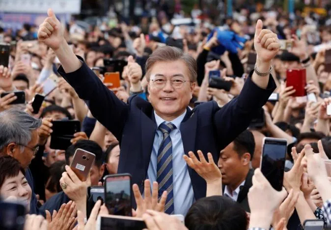 Người dân Hàn Quốc đi bầu cử, ông Moon Jae-in dẫn đầu với 38% ủng hộ - Ảnh 1. Người dân Hàn Quốc đi bầu cử, ông Moon Jae-in dẫn đầu với 38% ủng hộ - Ảnh 1.