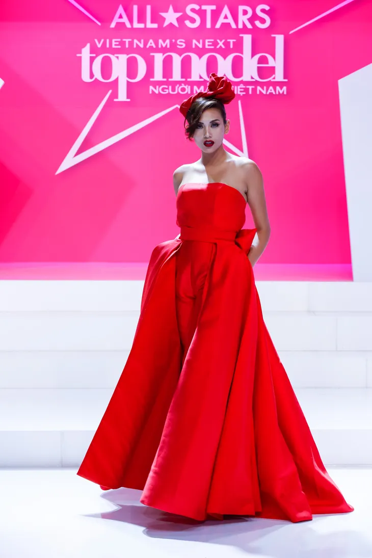 Soi gu thời trang của Võ Hoàng Yến tại Vietnams Next Top Model 2017 - Ảnh 4. Soi gu thời trang của Võ Hoàng Yến tại Vietnams Next Top Model 2017 - Ảnh 4.
